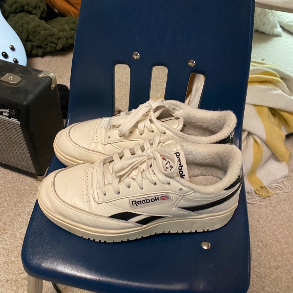 I’m selling Women’s size 7.5 vintage Reeboks